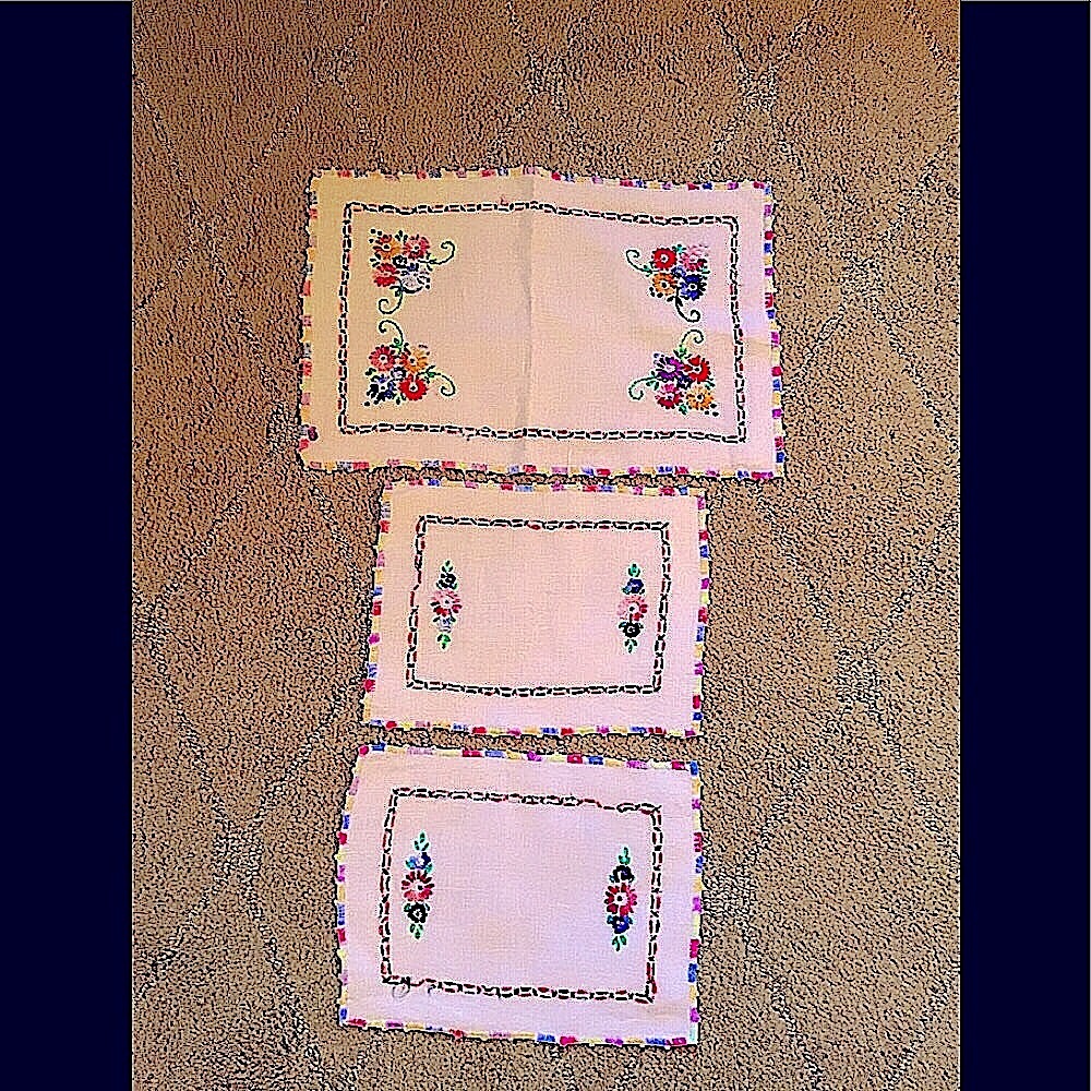 3 PIECE VINTAGE VANITY SET LINEN